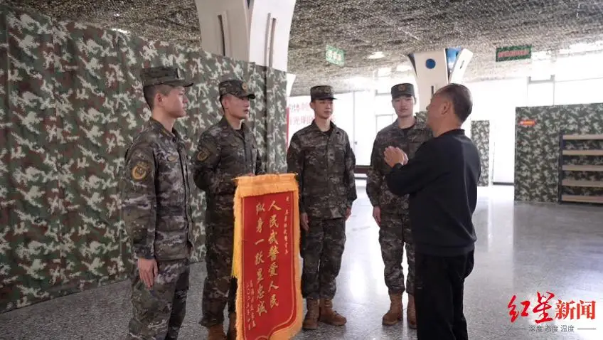 武警官兵“五秒生死救援”背后：日常巡逻有30多种预案，老人送锦旗感谢